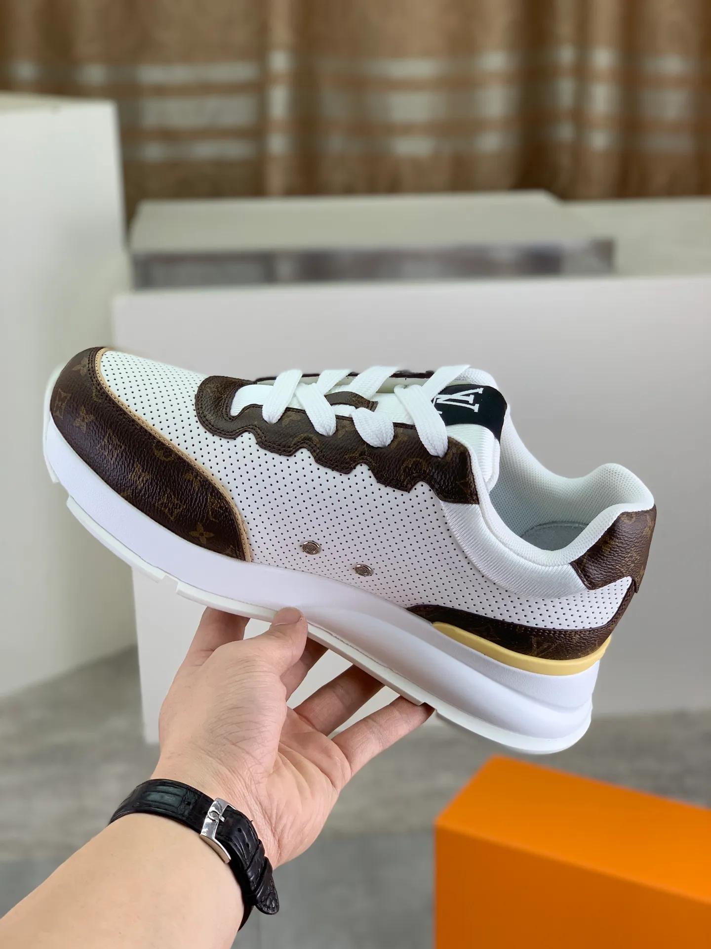 Factory price P700 💶 Top version [LOUIS VUITTON] Couple 🧑‍🤝‍🧑 Craftsman style Counter series (original order) New style 🍀LV Louis Vuitton - top version LV classic high-top trendy shoes! Made of imported original craft calfskin, original breathable lining, and original wear-resistant, lightweight, high-end TPU outsole! High quality products! 2️⃣ colors available, size: female 35-39, male 39-44 (female 40, male 45 46 customized)